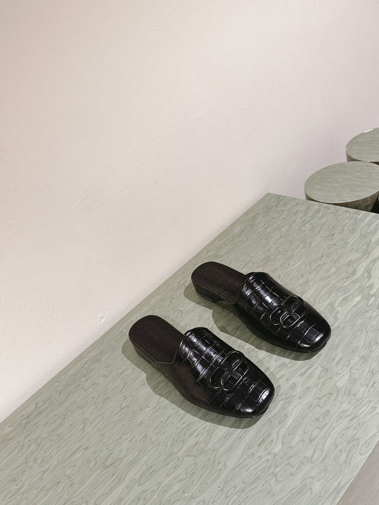 FLAT MULES IN BLACK CROCODILE EMBOSSED GLOSSY CALFSKIN