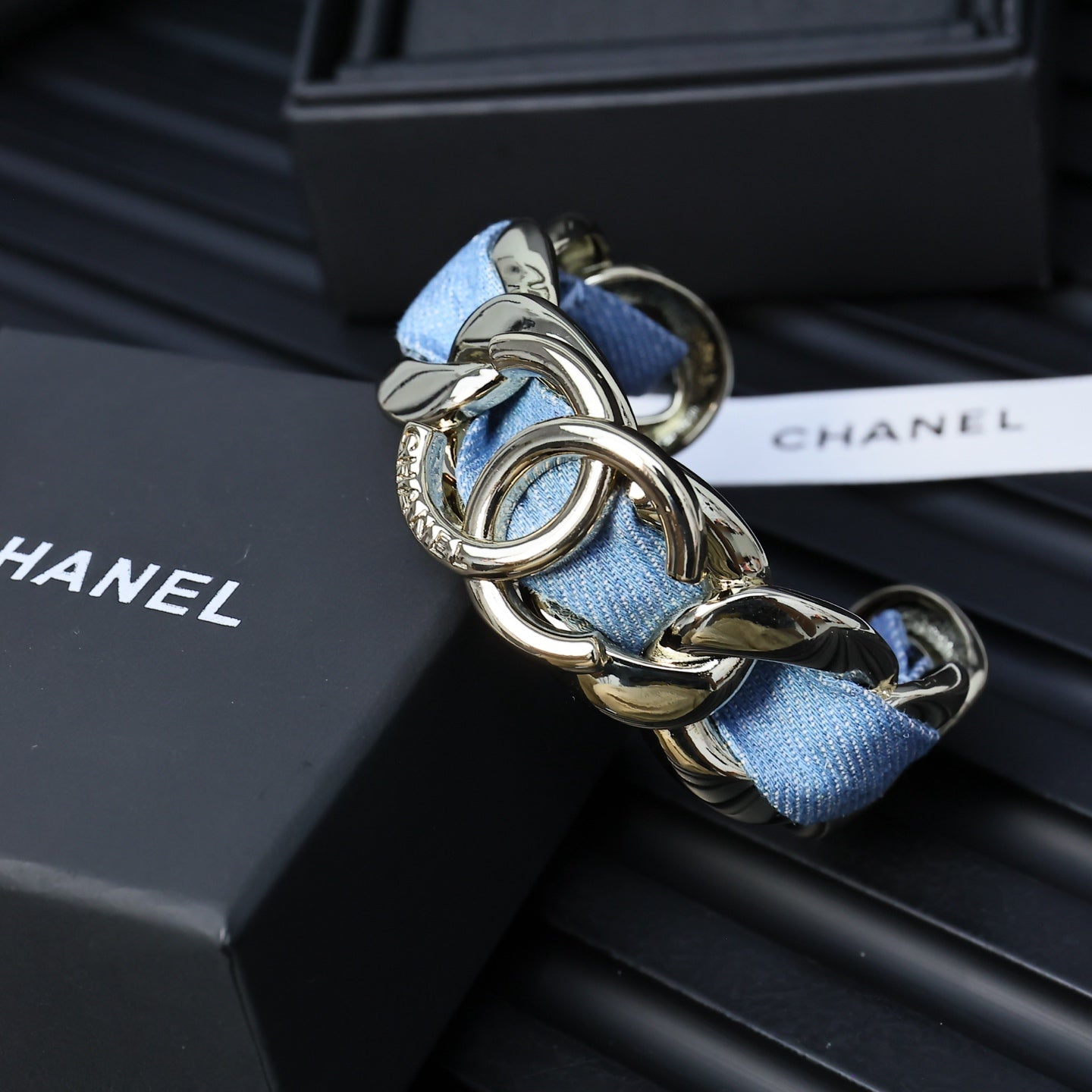 CC 25P IN DENIM-THREADED WIDE CHAIN GOLD METAL BRACELET