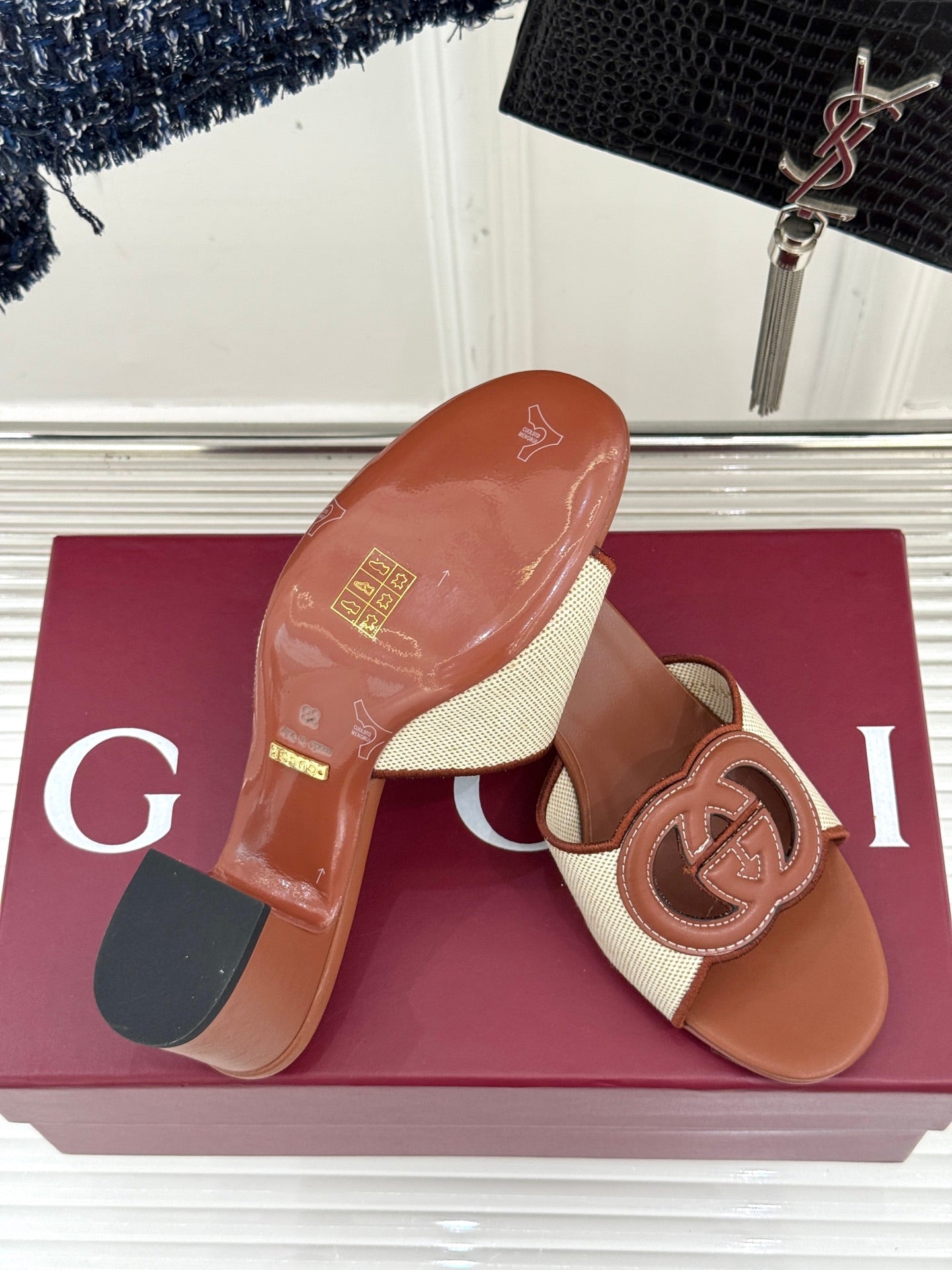 MID-HEEL MULE IN BROWN CALFSKIN AND CREAM WHITE FABRIC
