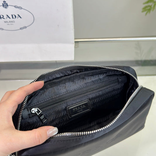 PRINTED LOGO CLUTCH 24 IN BLACK RE-NYLON