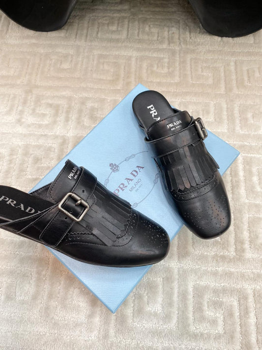 TASSEL MULES IN BLACK LAMBSKIN