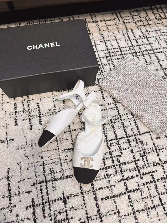 FLAT SLINGBACKS IN WHITE CALFSKIN AND BLACK FABRIC