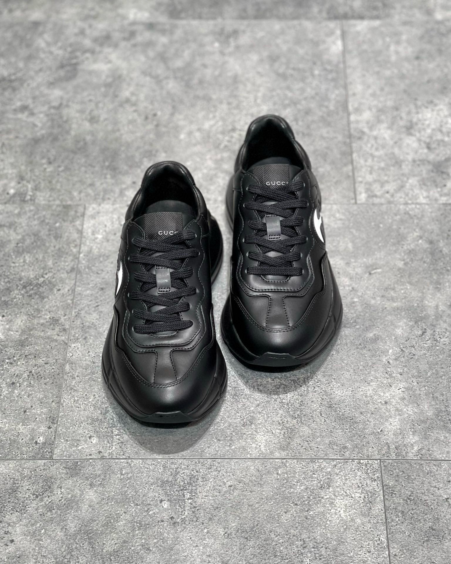 GUC Sneakers