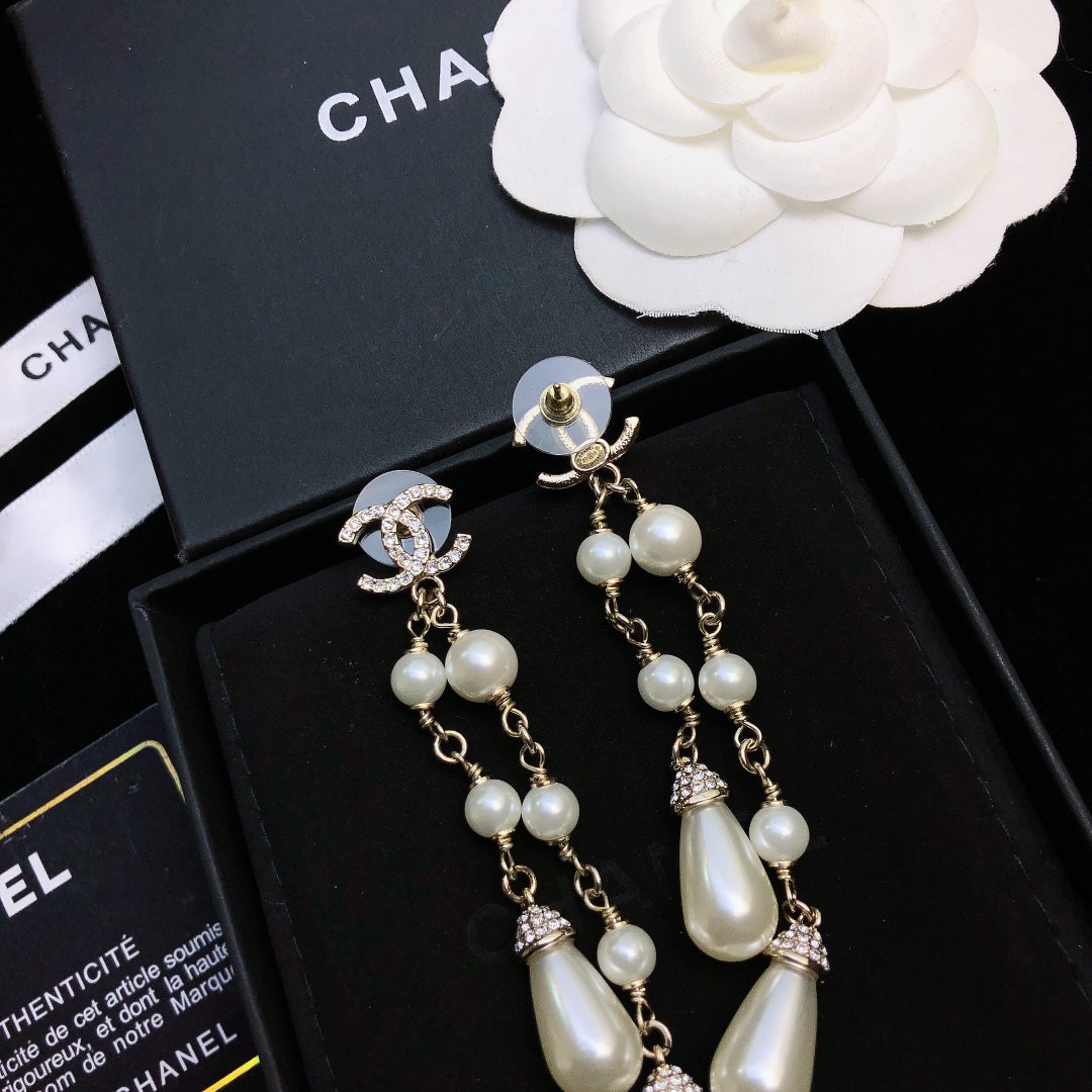 DOUBLE C EARRINGS IN GOLD METAL WITH TWO PEARL TASSELS