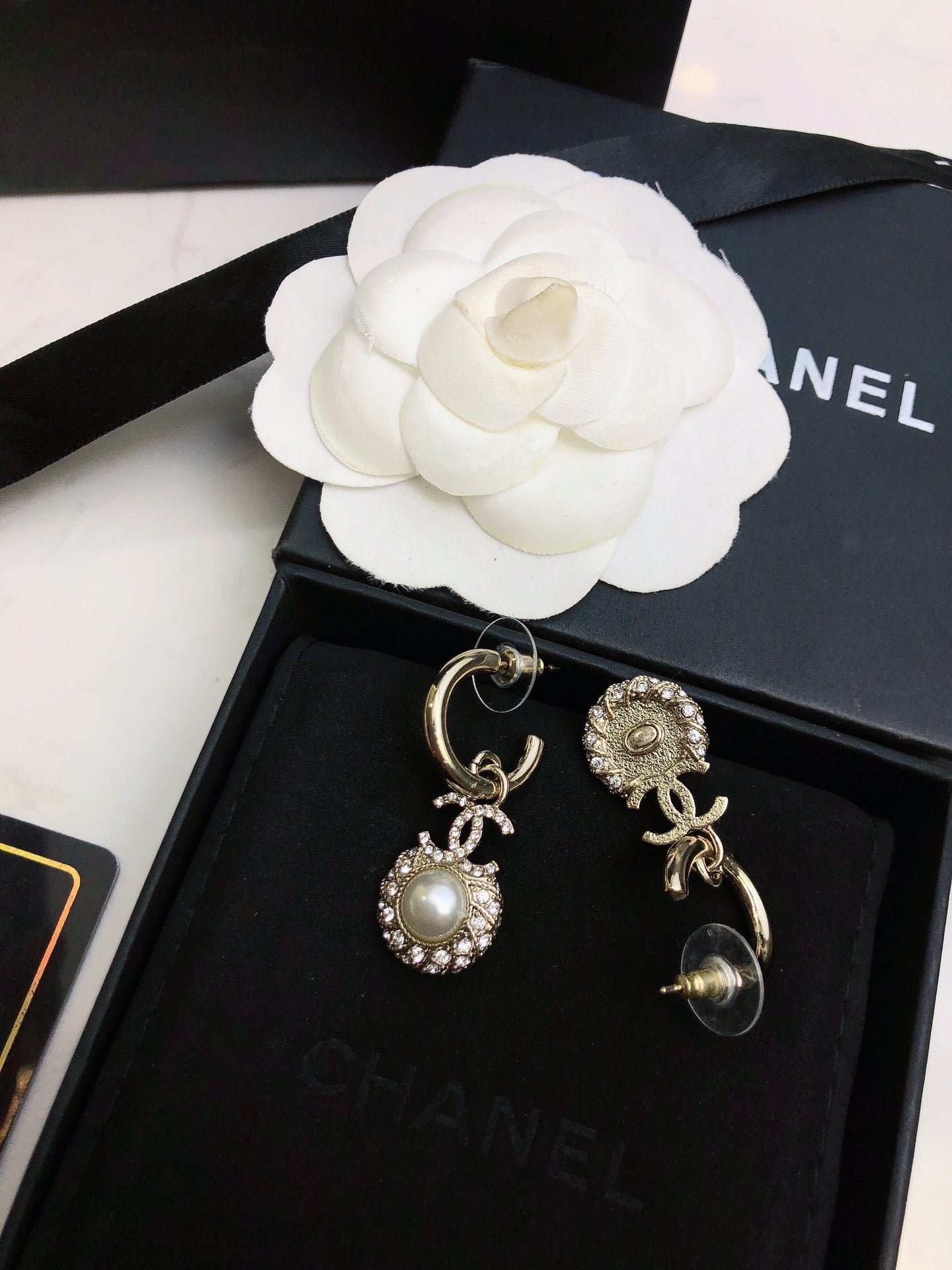 HOOP EARRINGS IN GOLD METAL WHITE PEARL CRYSTAL LOGO