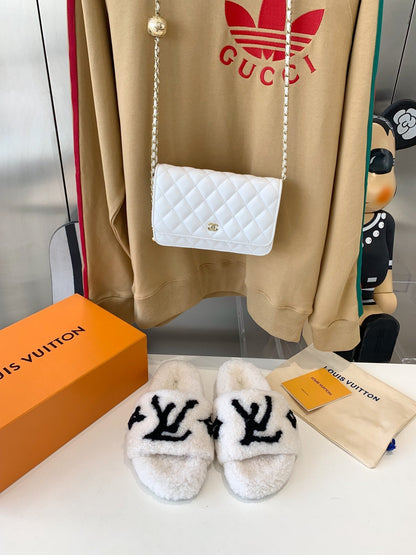 LV WOMEN'S PASEO FLAT SLIPPER IN WHITE FLEECE WITH BLACK LOGO