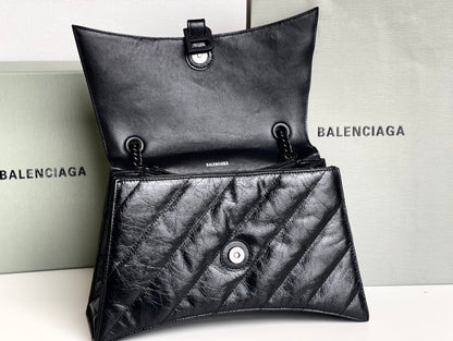 CRUSH MEDIUM CHAIN BAG 31 IN BLACK QUILTED CRUSHED CALFSKIN BLACK HARDWARE