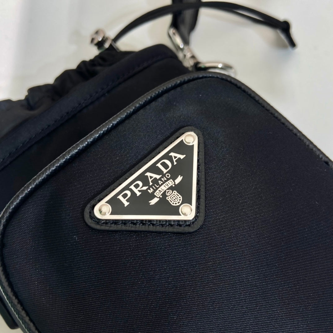 PHONE BAG 18 IN BLACK RE-NYLON