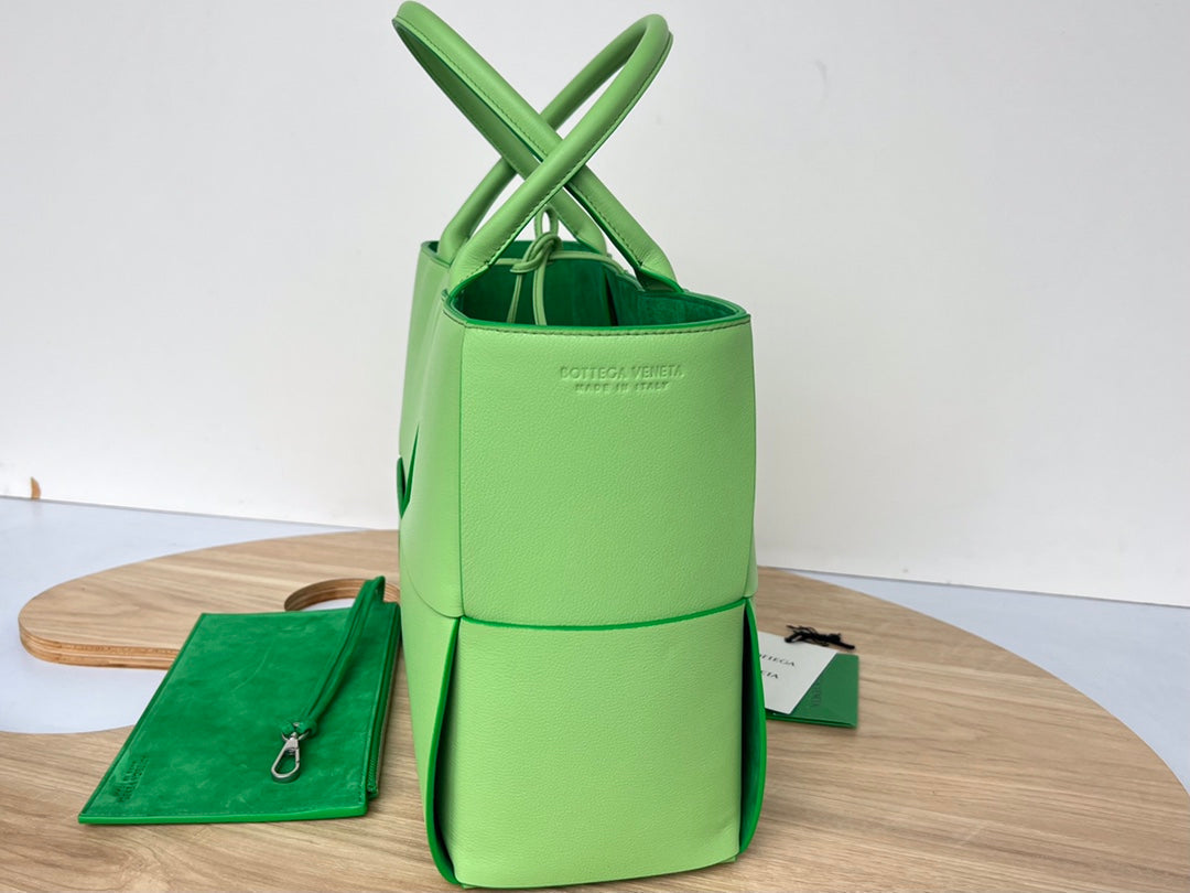 ARCO TOTE 36 IN MANTIS GREEN CALFSKIN
