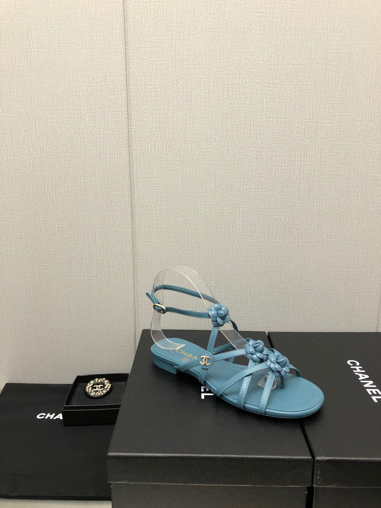 FLORAL FLAT SANDAL IN SAPPHIRE BLUE LAMBSKIN