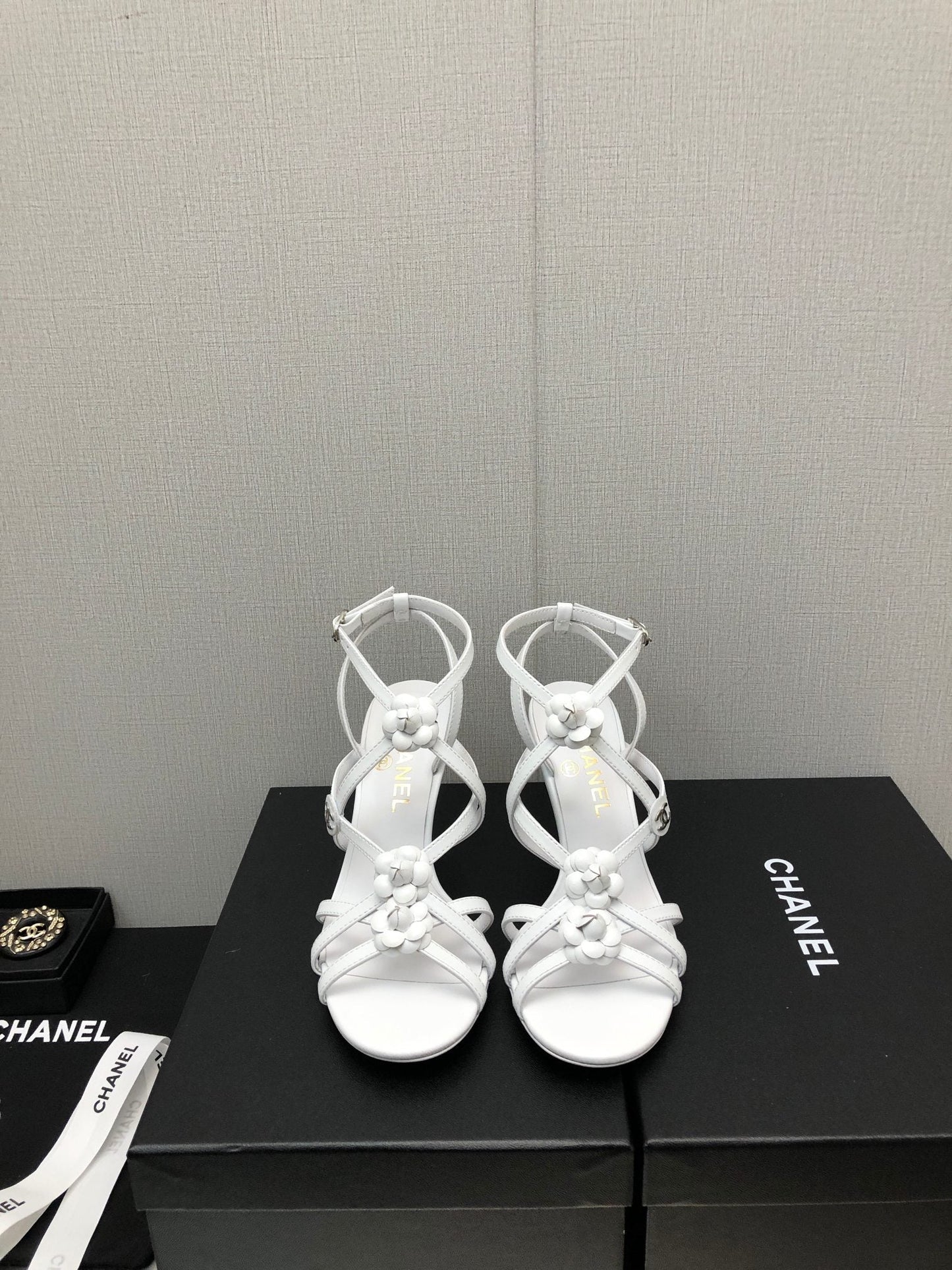 FLORAL HIGH HEEL SANDAL IN WHITE LAMBSKIN