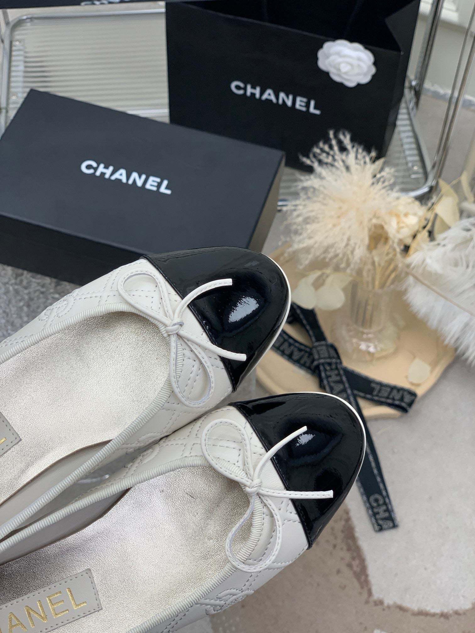 BALLET FLAT GLOSSY BLACK MIX IVORY LAMBSKIN