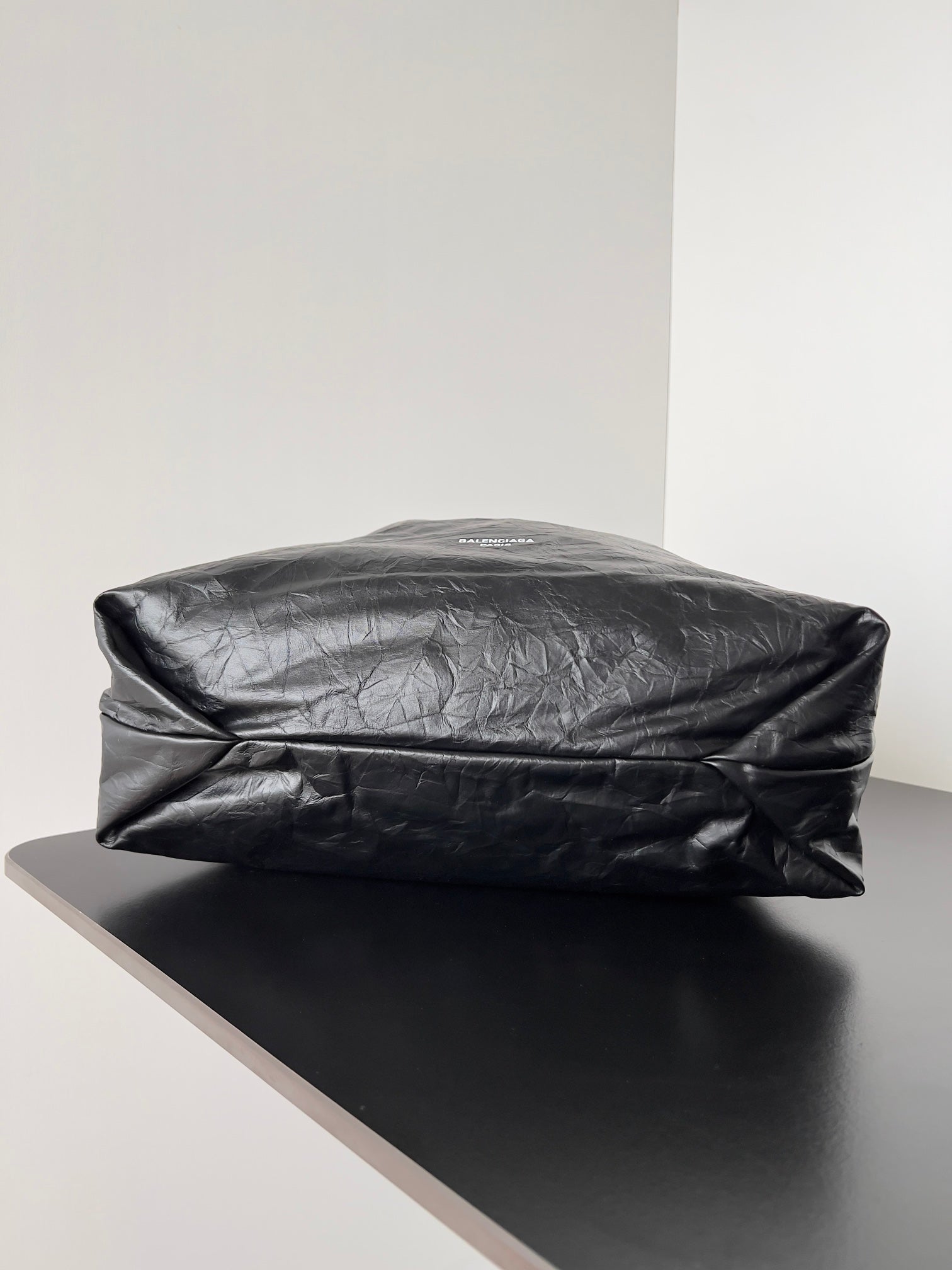 CRUSH LARGE TOTE BAG 46 IN BLACK CRUSHED CALFSKIN GOLD HARDWARE