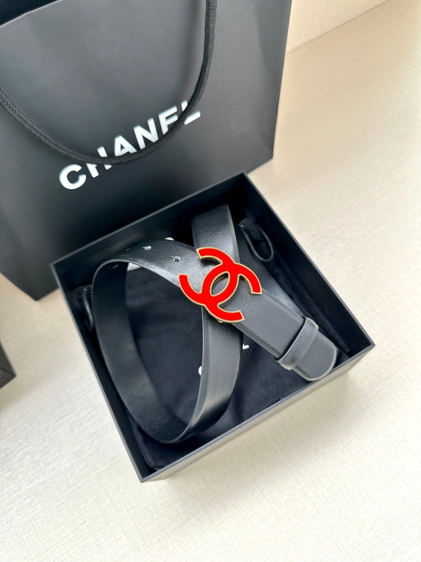 CC 30MM BELT IN BLACK SMOOTH CALFSKIN WITH RED METAL LOGO