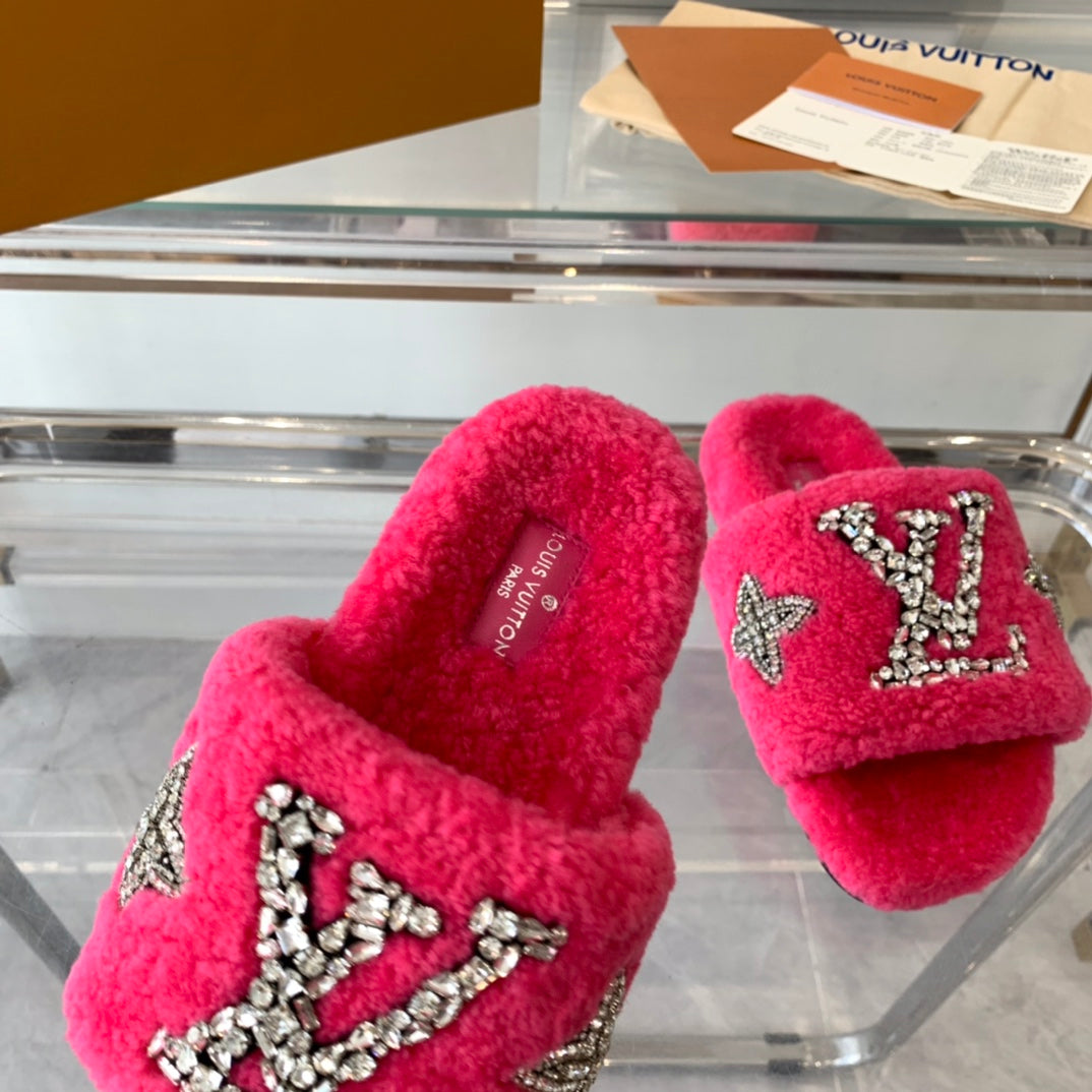 LV WOMEN'S PASEO FLAT SLIPPER IN DEEP PINK FLEECE
