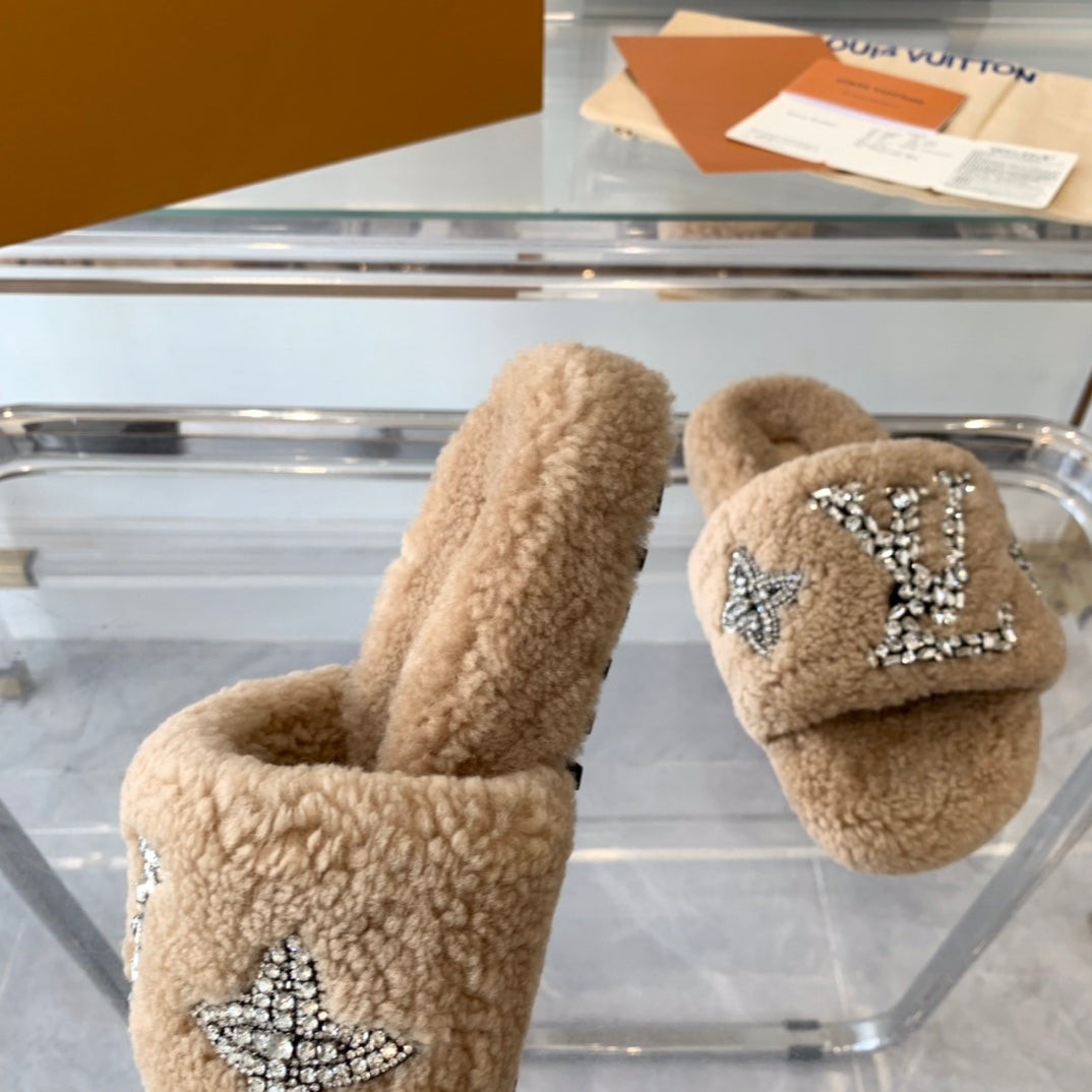 LV WOMEN'S PASEO FLAT SLIPPER IN TAN BROWN FLEECE