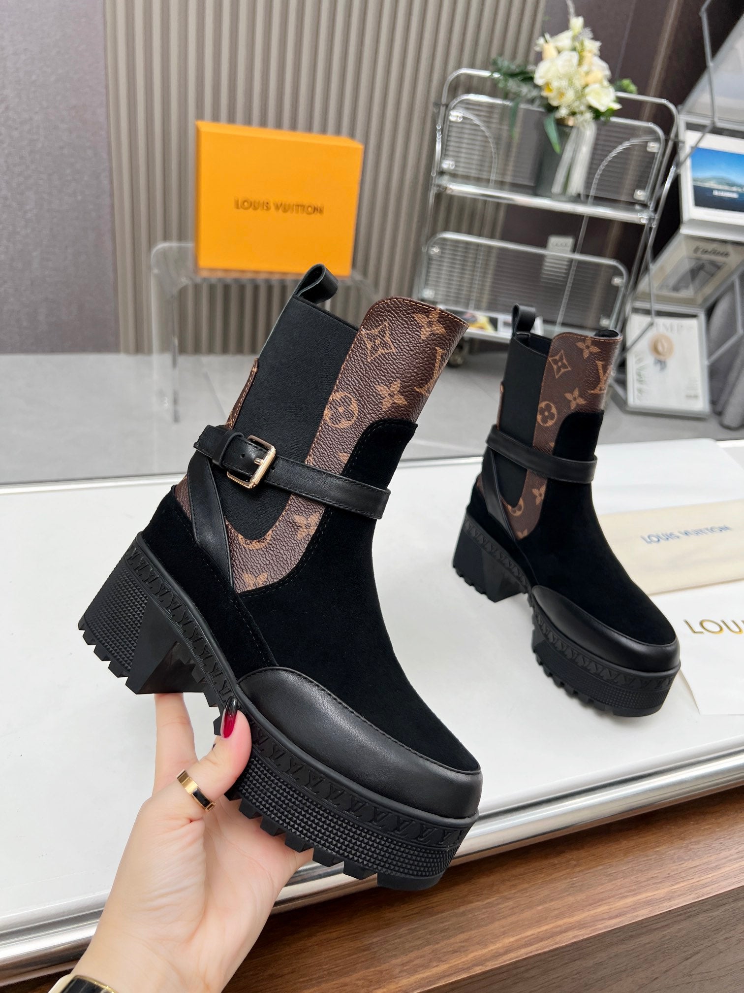 LAUREATE PLATFORM DESERT BOOT IN BLACK SUEDE AND BROWN CALFSKIN