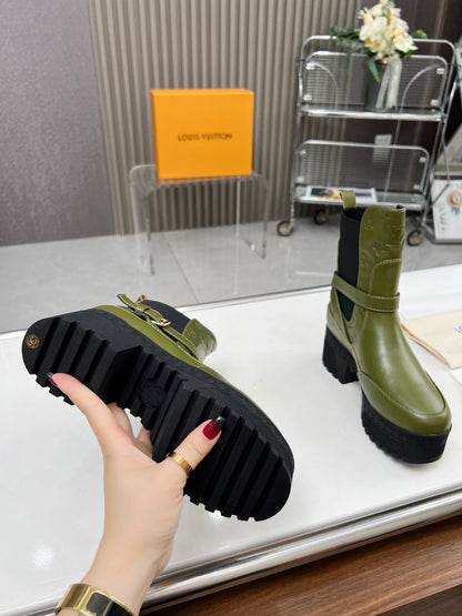 LAUREATE PLATFORM DESERT BOOT IN DARK OLIVE GREEN CALFSKIN
