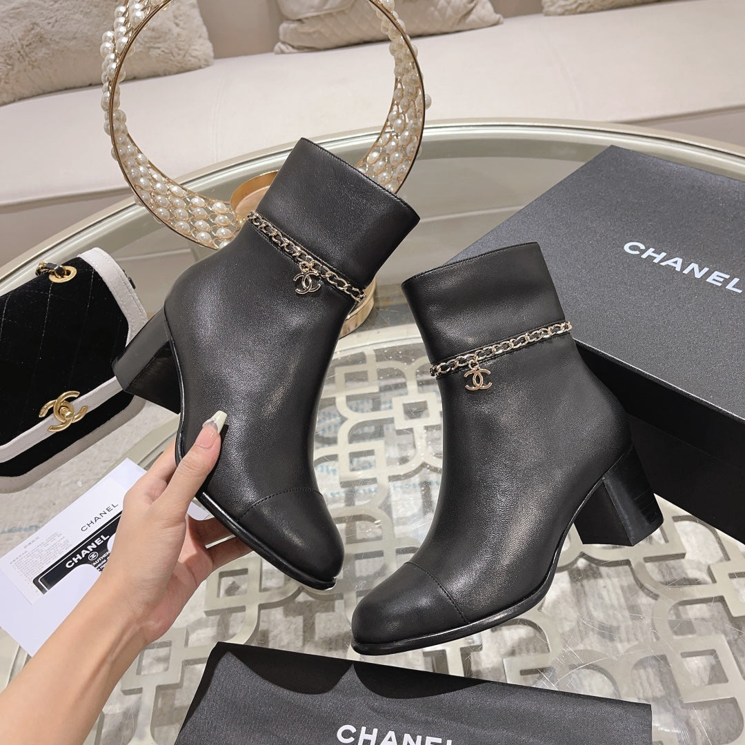 MID-HEEL ANKLE BOOTS IN BLACK SMOOTH CALFSKIN