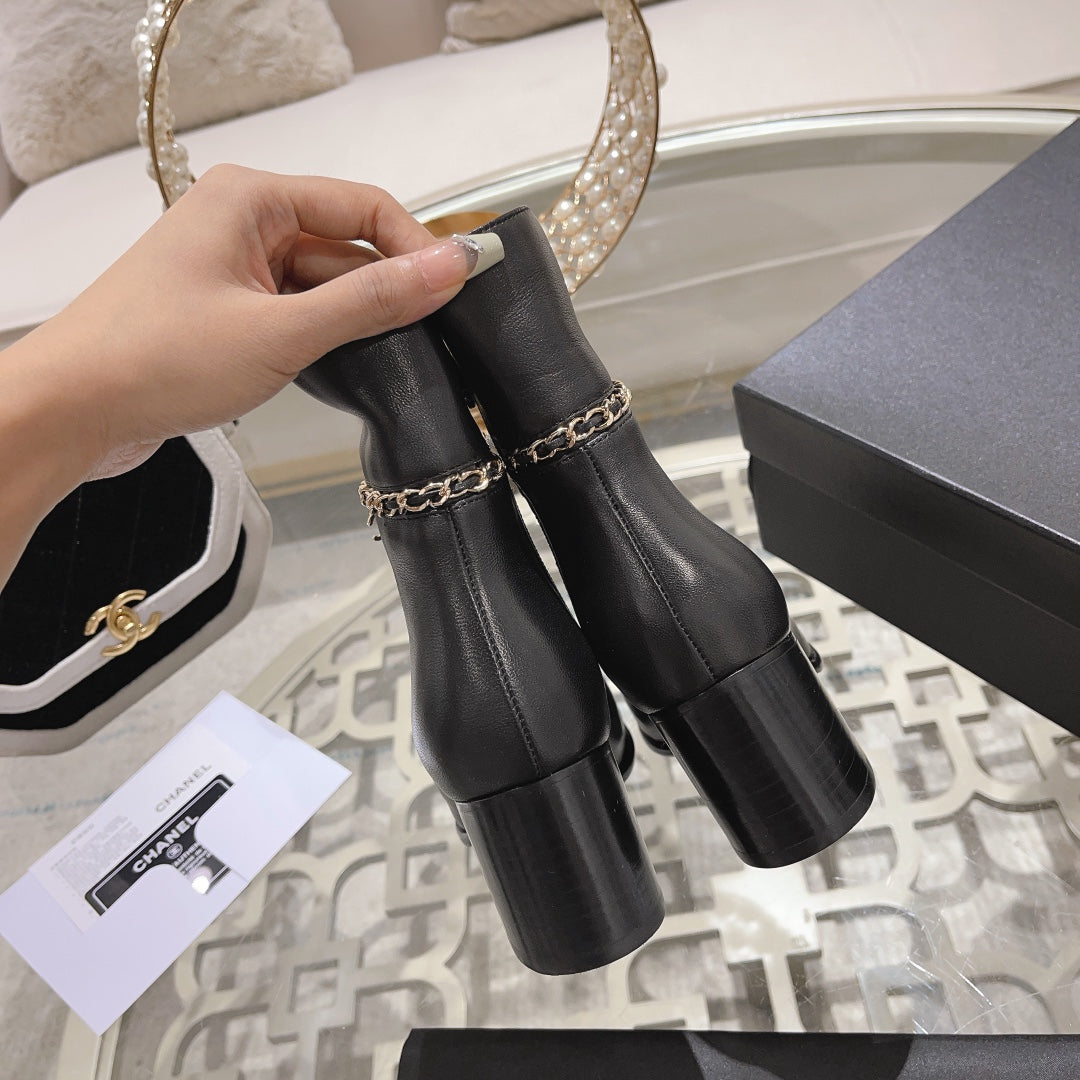 MID-HEEL ANKLE BOOTS IN BLACK SMOOTH CALFSKIN