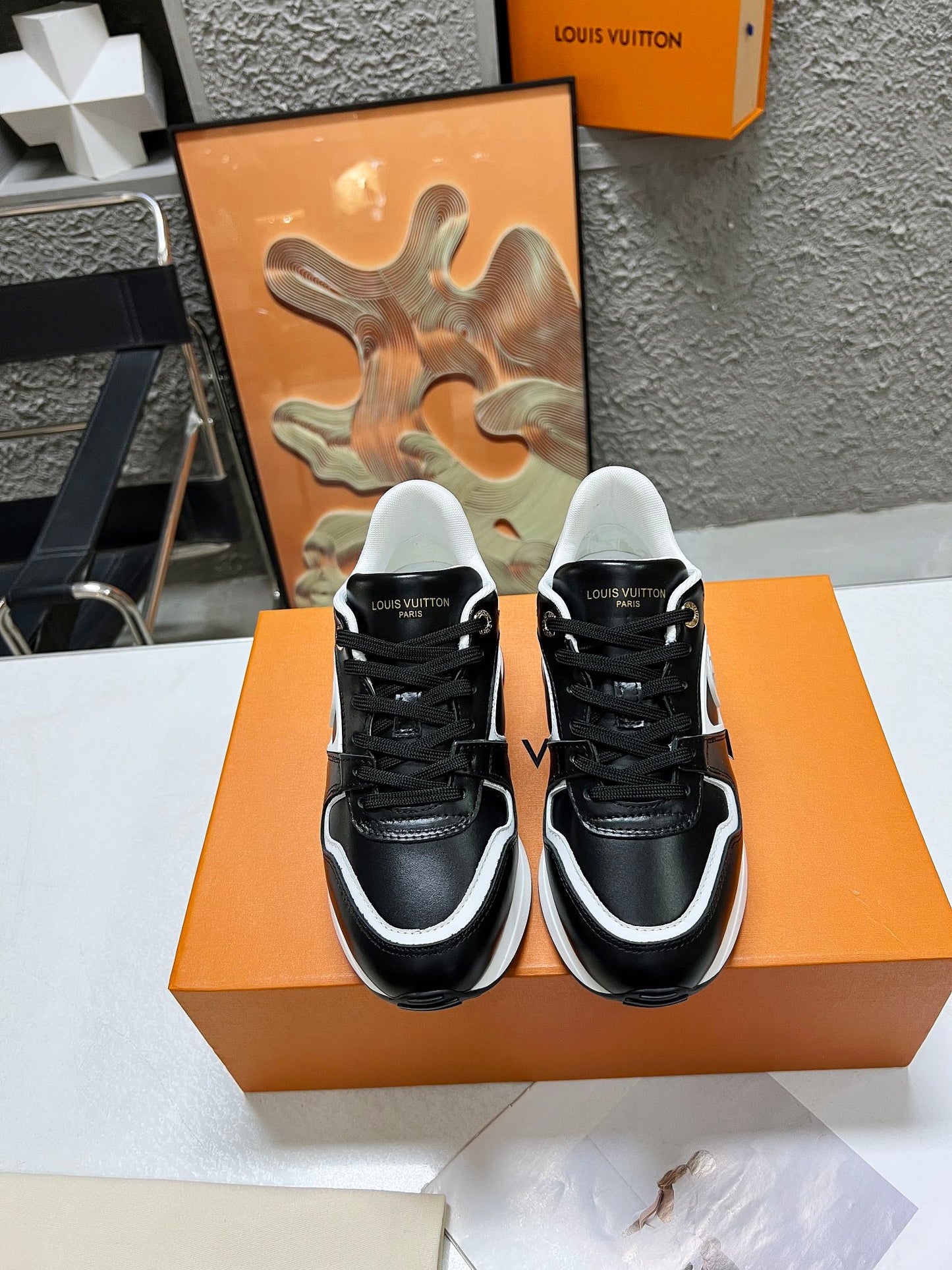 LV WOMEN SNEAKER IN BLACK CALFSKIN