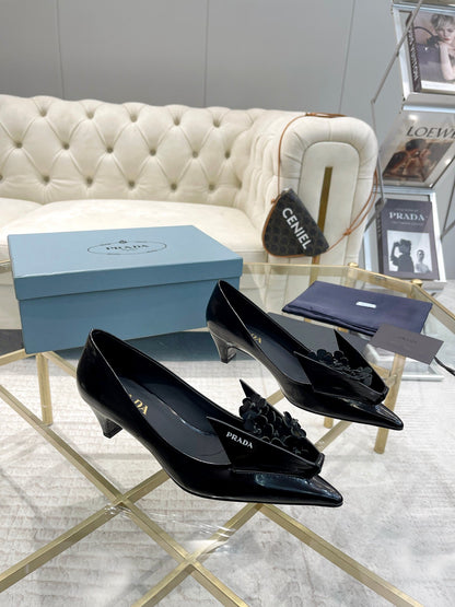 MEDIUM HEEL PUMPS ATTACHED CREATIVE FLOWERS IN BLACK PATENT CALFSKIN