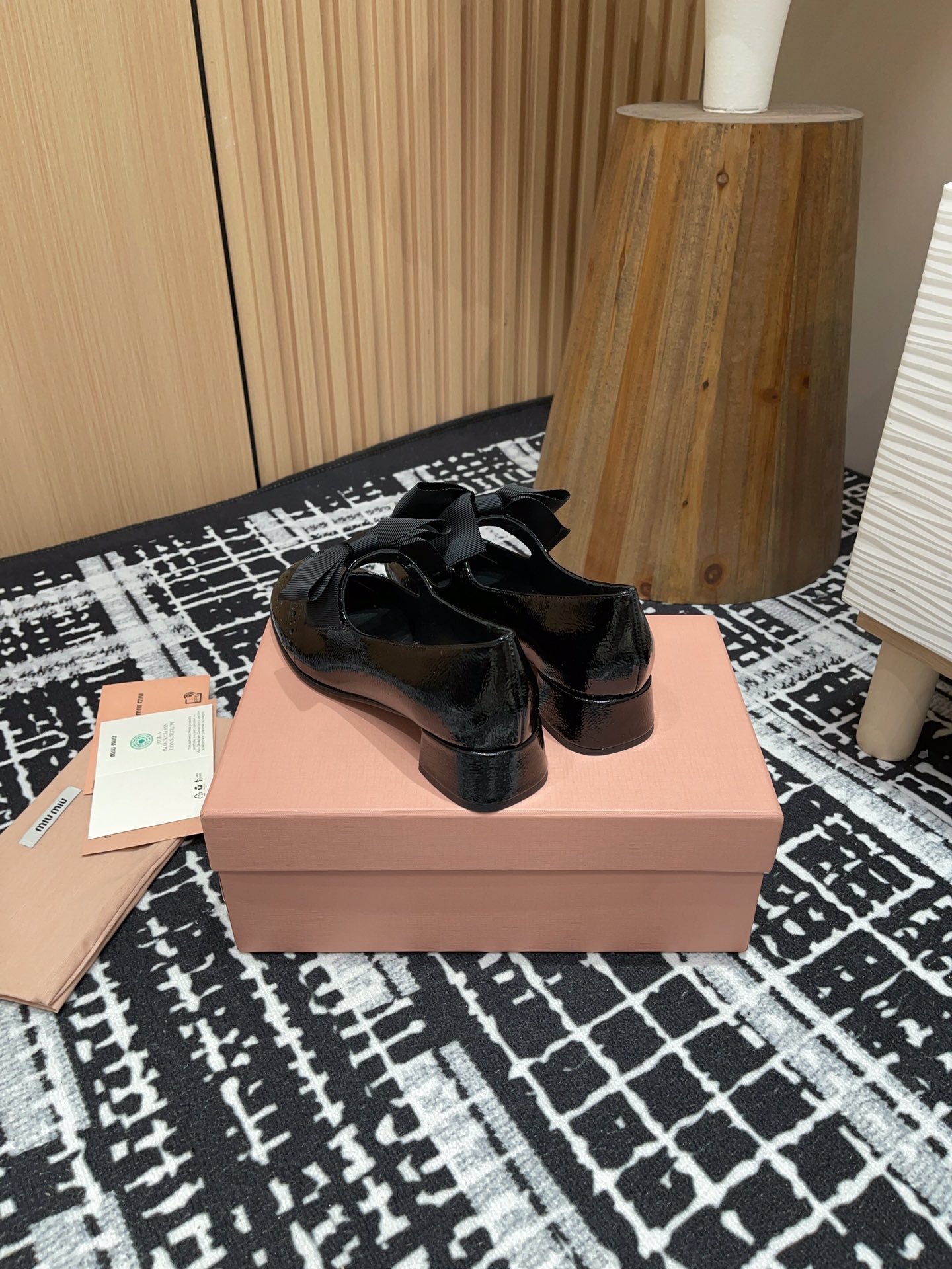 MARY JANE MID HEEL PUMPS IN BLACK PATENT LAMBSKIN WITH BOW