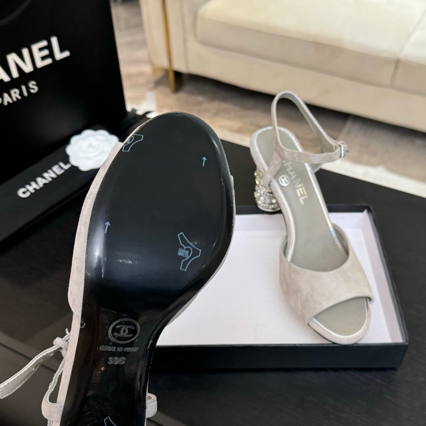 CC SUEDE KIDSKIN SANDAL IMITATION PEARLS GREY