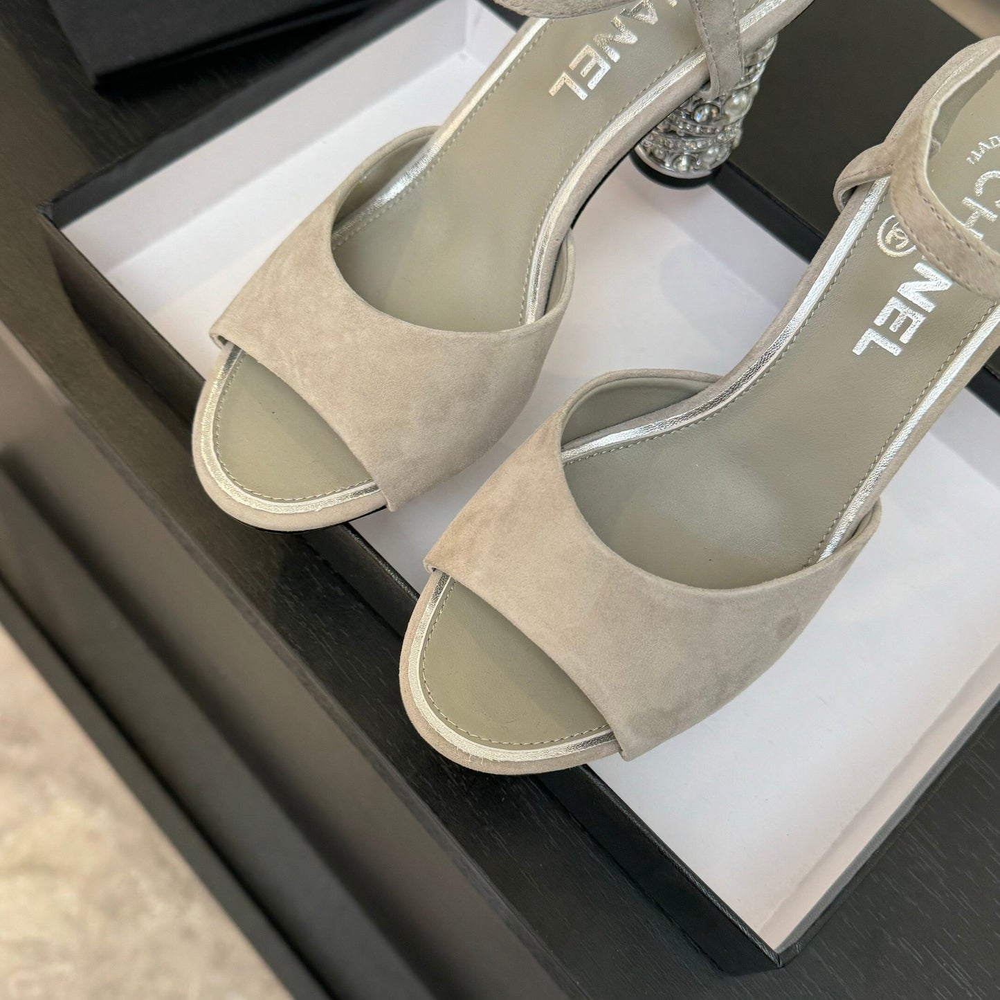 CC SUEDE KIDSKIN SANDAL IMITATION PEARLS GREY