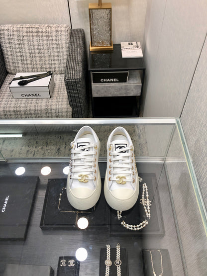 CASUAL SNEAKER IN WHITE LAMBSKIN WITH GOLD LOGO