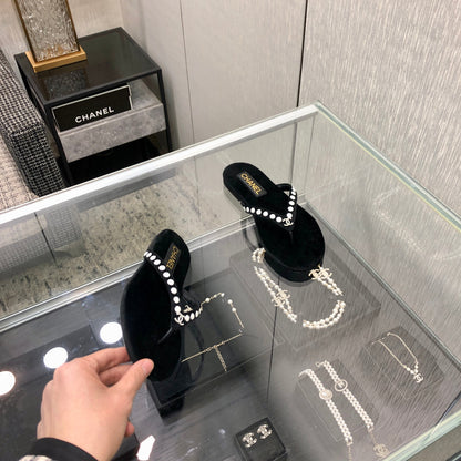 THONG SLIDE IN BLACK SUEDE WITH WHITE DOT