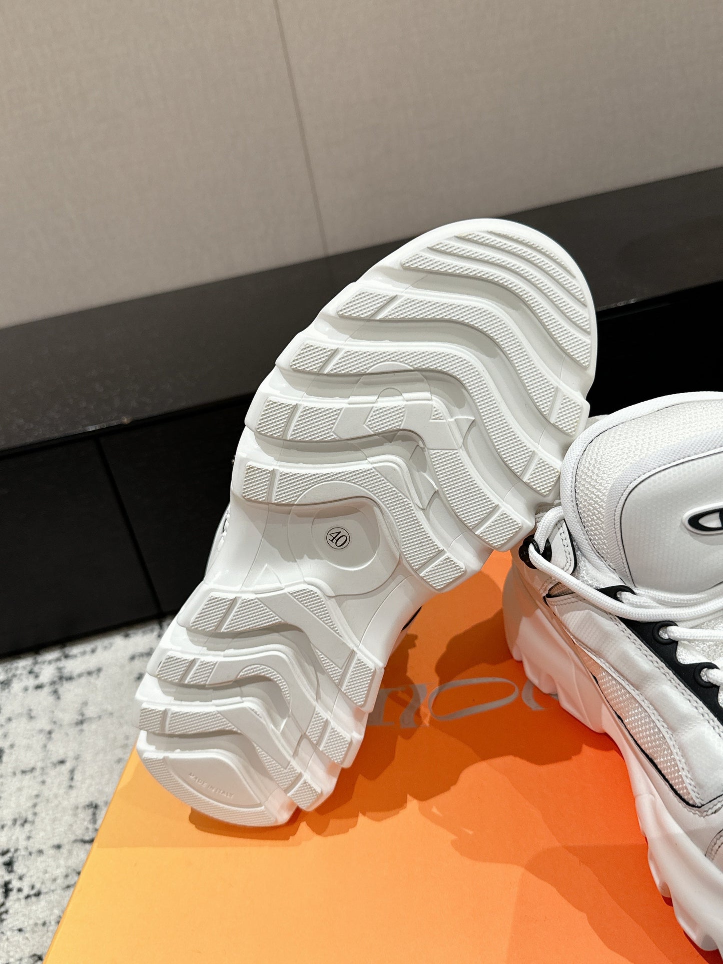 SNEAKER IN WHITE CALFSKIN AND BREATHABLE MESH 175310
