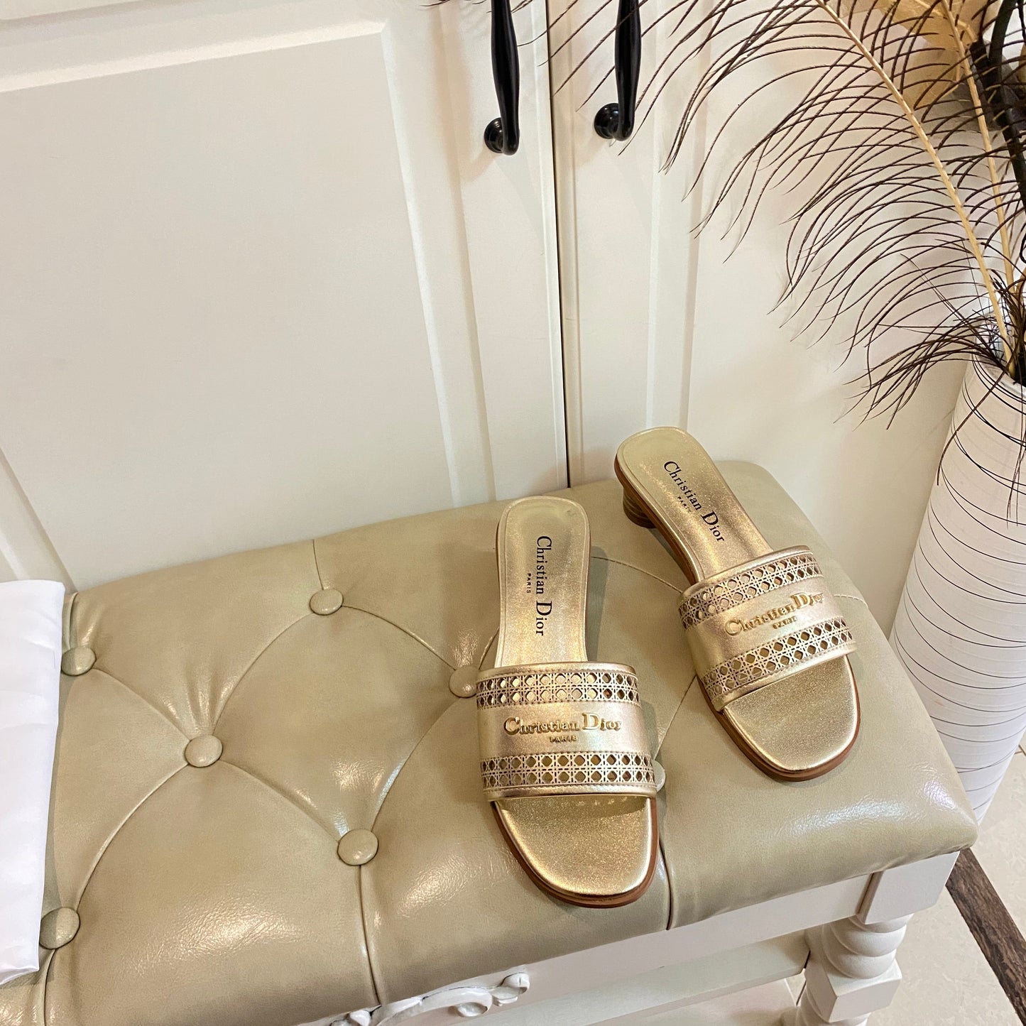 DWAY HEELED SLIDE IN GOLD CALFSKIN WITH GOLD LOGO