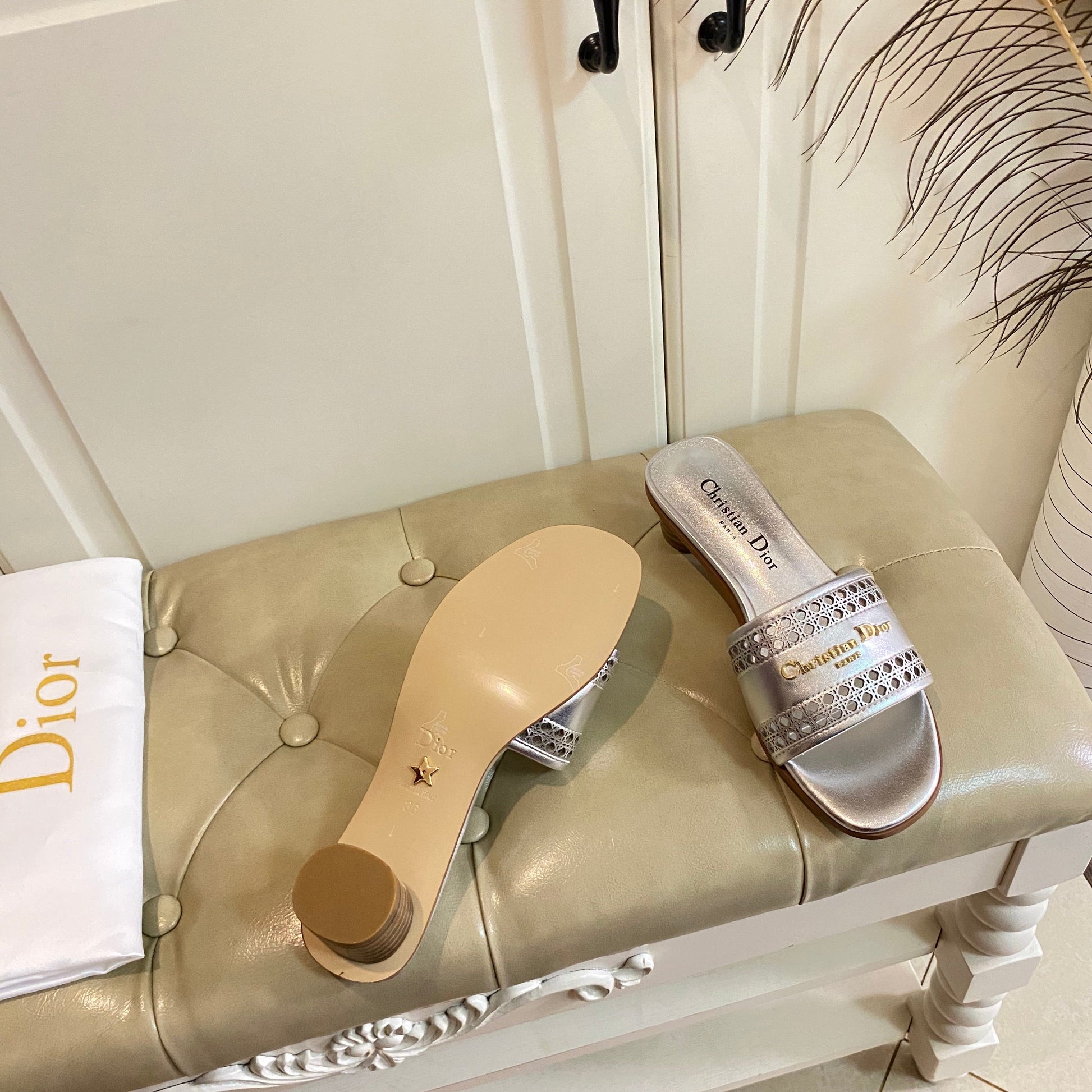 DWAY HEELED SLIDE IN SILVER CALFSKIN WITH GOLD LOGO
