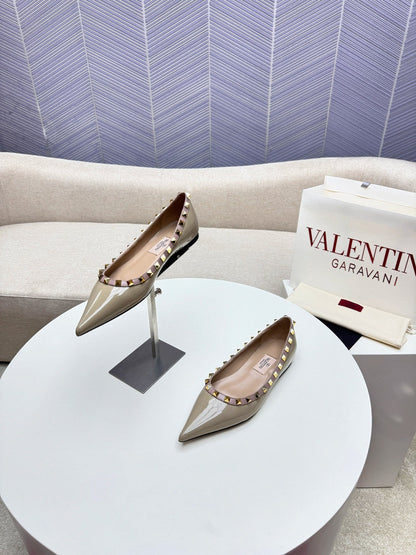 ROCKSTUD FLAT PUMP IN SAND BROWN CALFSKIN