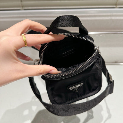 TRIANGLE LOGO MINI POUCH 17 IN BLACK RE-NYLON