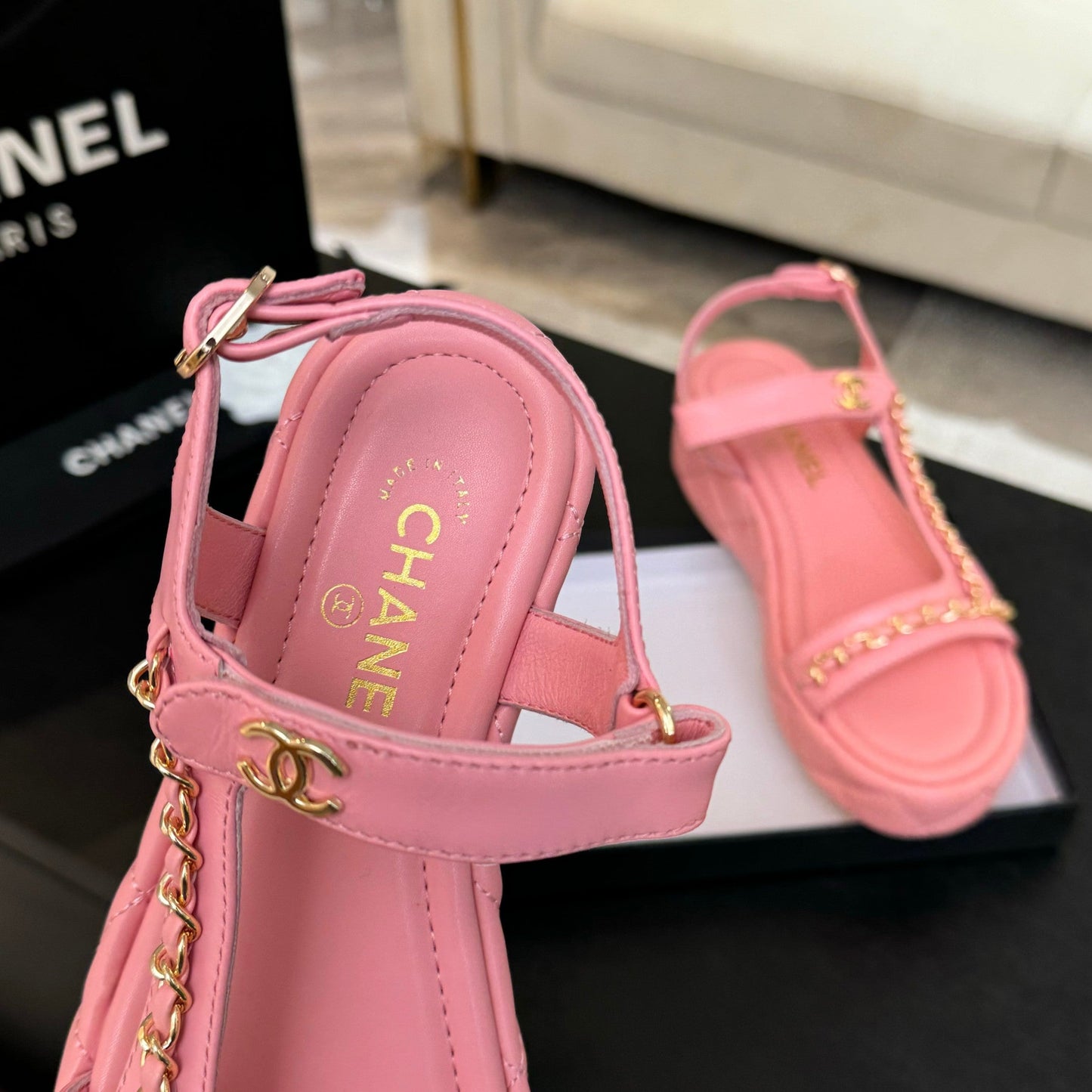 FLAT SANDALS IN SALMON PINK LAMBSKIN WITH GOLD CHAIN