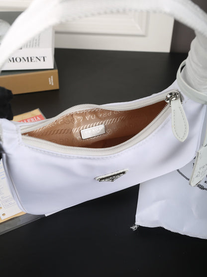 HOBO RE-EDITION BAG 22 IN WHITE RE-NYLON