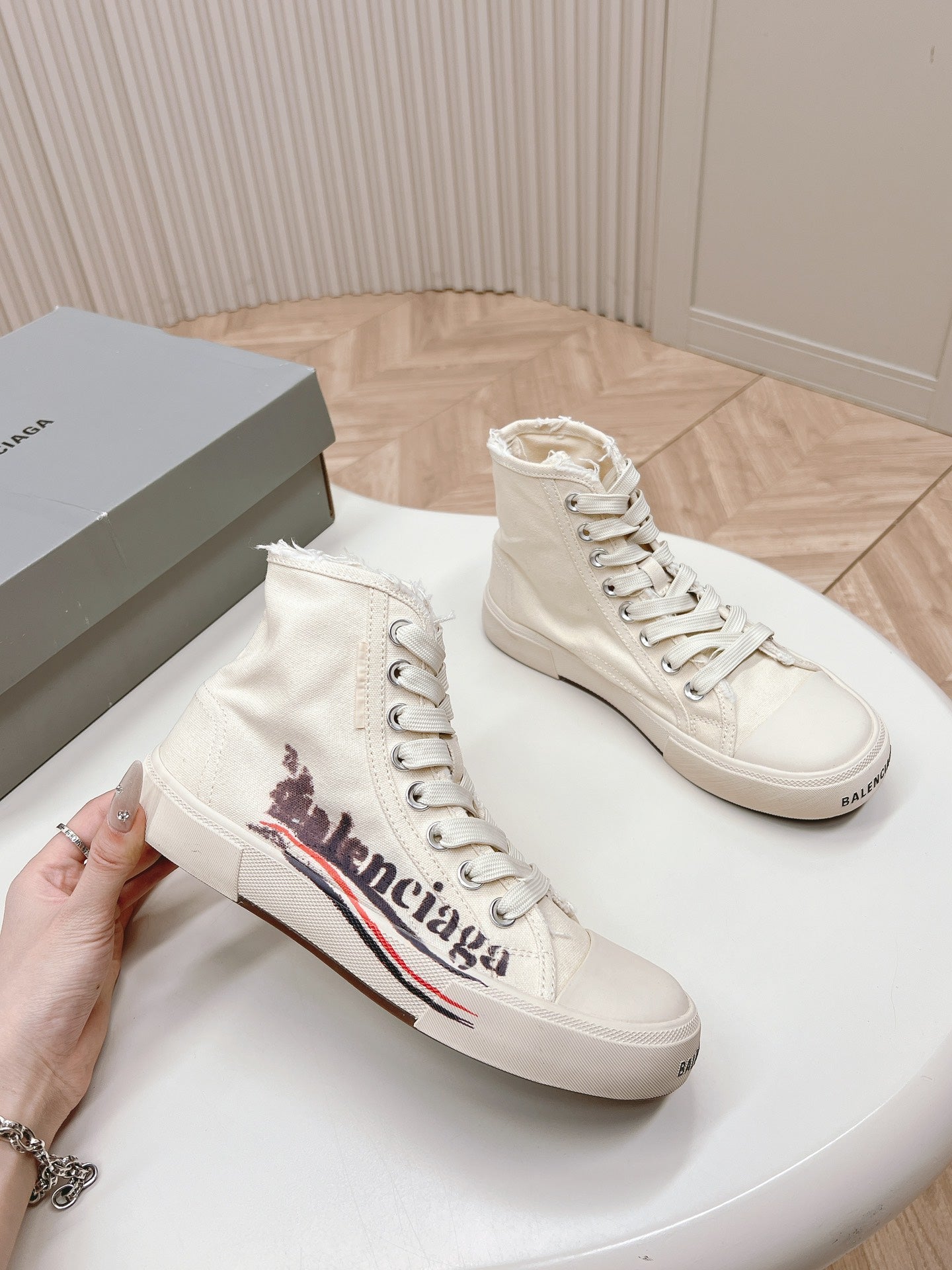 WHITE CANVAS HIGH-TOP SNEAKERS LOGO GRAFFITI