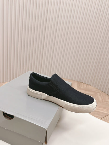 SLIP-ON SNEAKERS GRAFFITI IN BLACK CANVAS