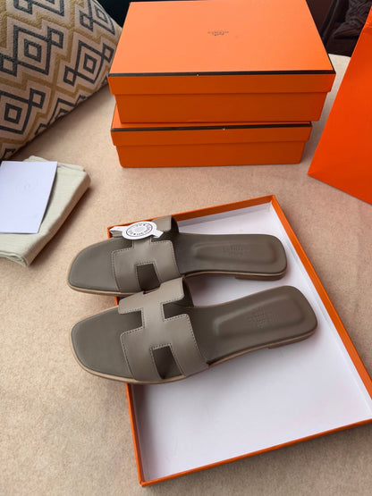 0RAN SANDALS IN CEDAR BROWN CALFSKIN