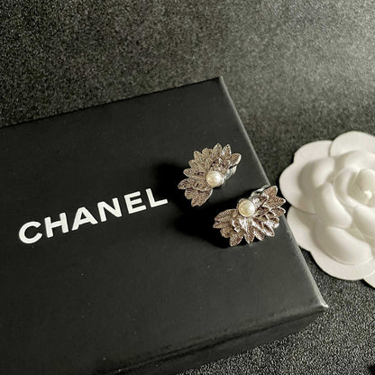 DOUBLE C STUD EARRINGS IN HALF-FLOWER SHAPE WITH PEARL CENTER