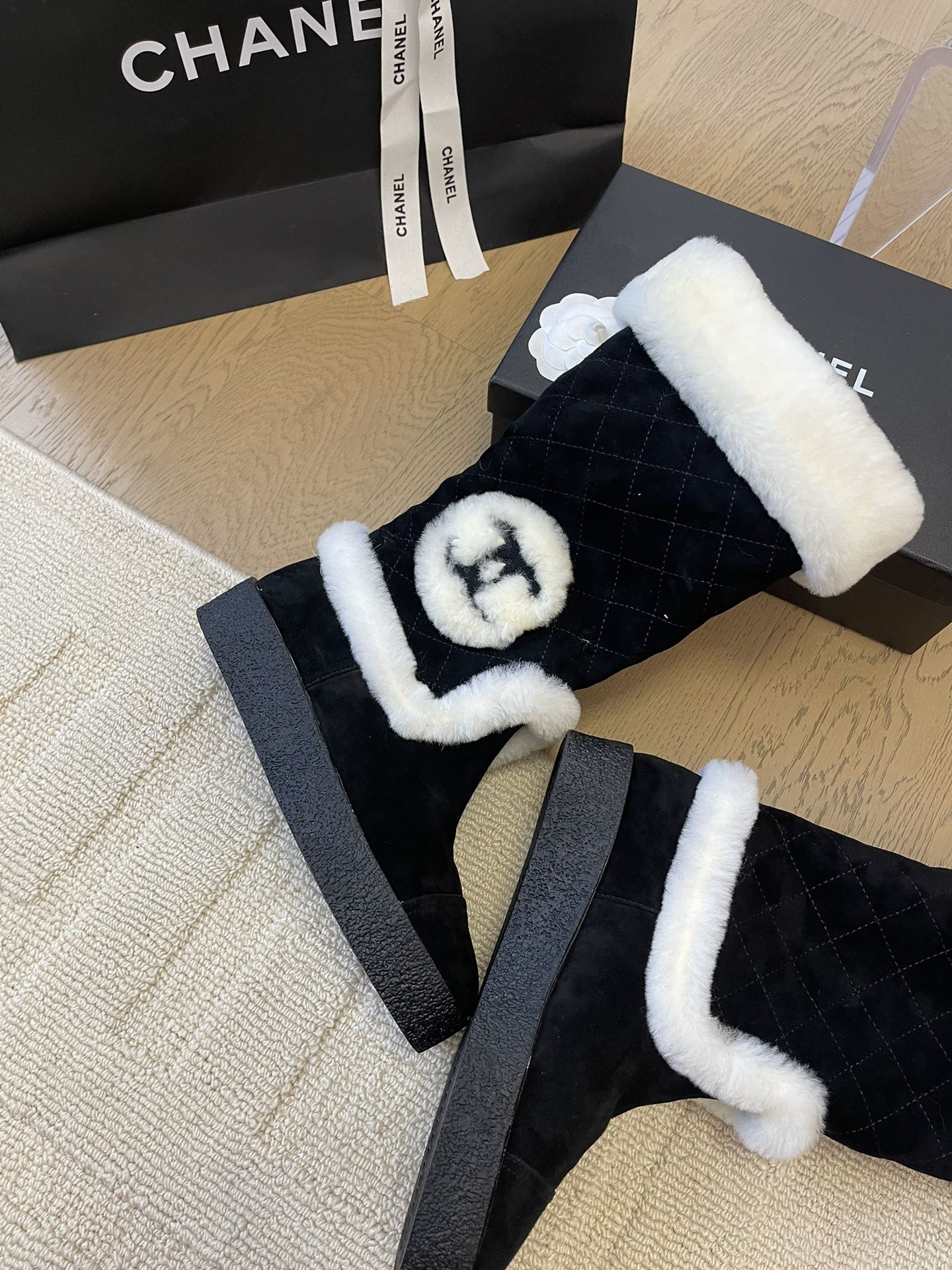 HIGH BOOTS IN BLACK SUEDE AND FLEECE LINING