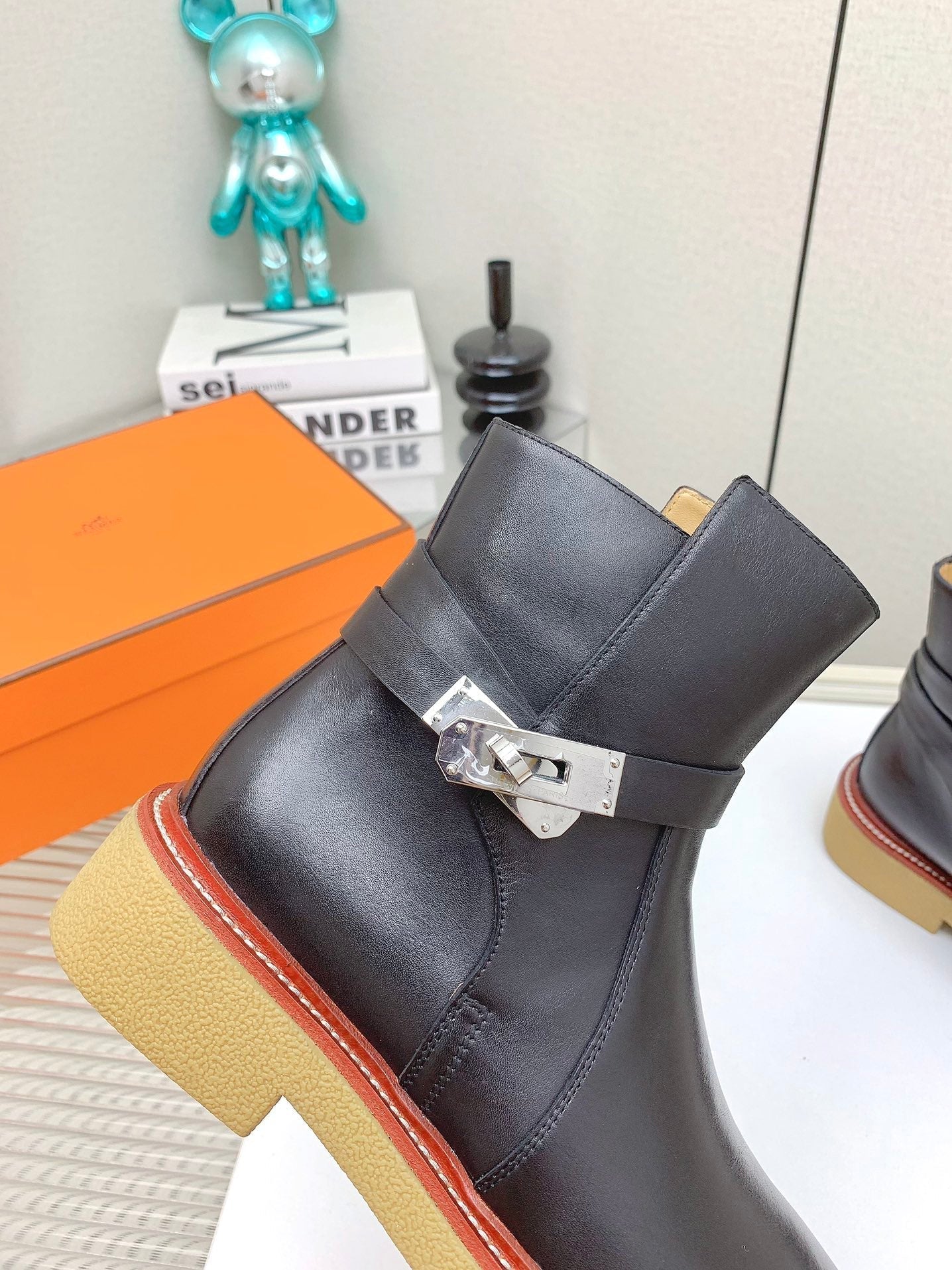 BOTINES HISTORY BOOTS IN BLACK CALFSKIN