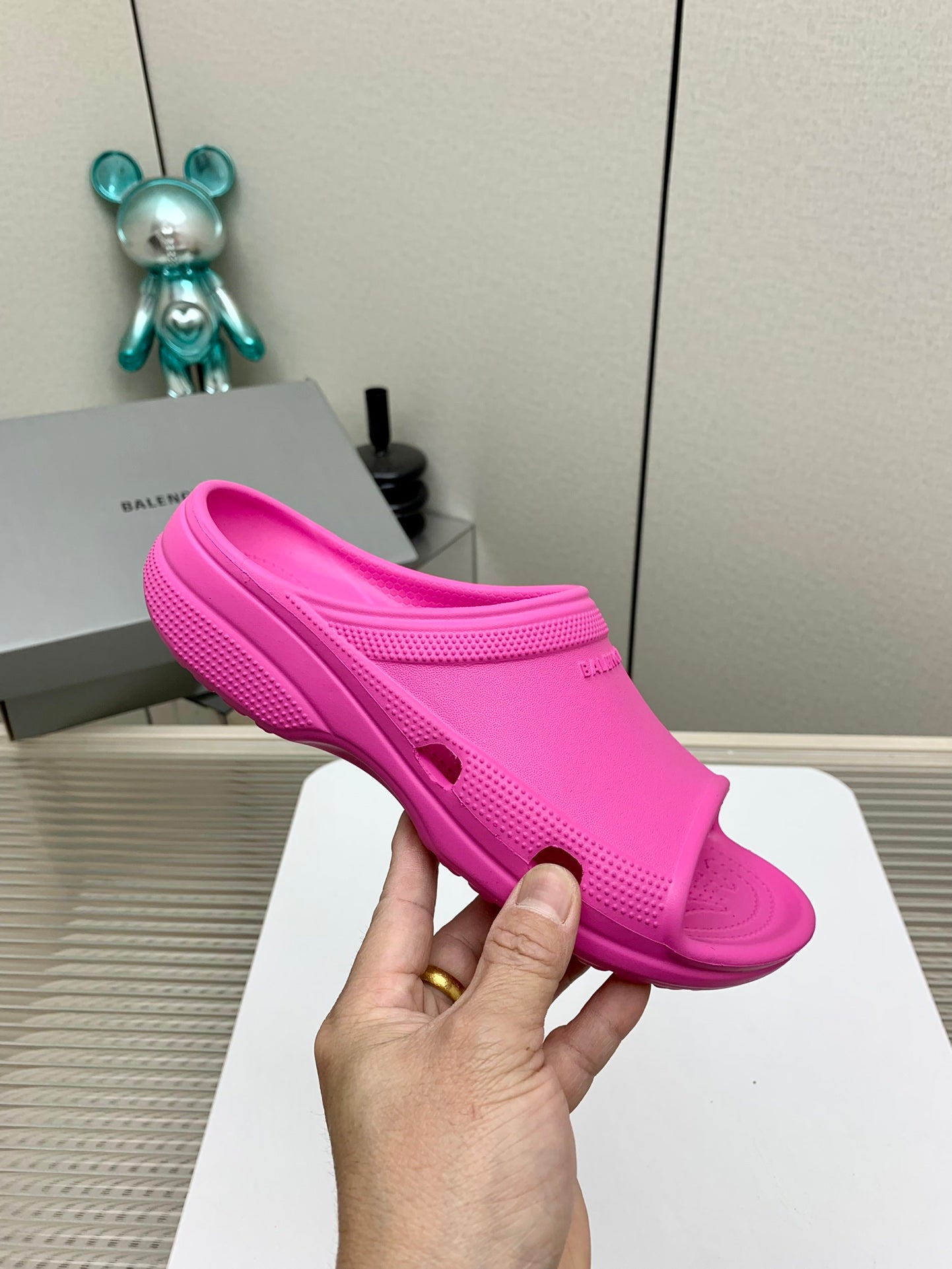 POOL CROCS IN HOT PINK RUBBER
