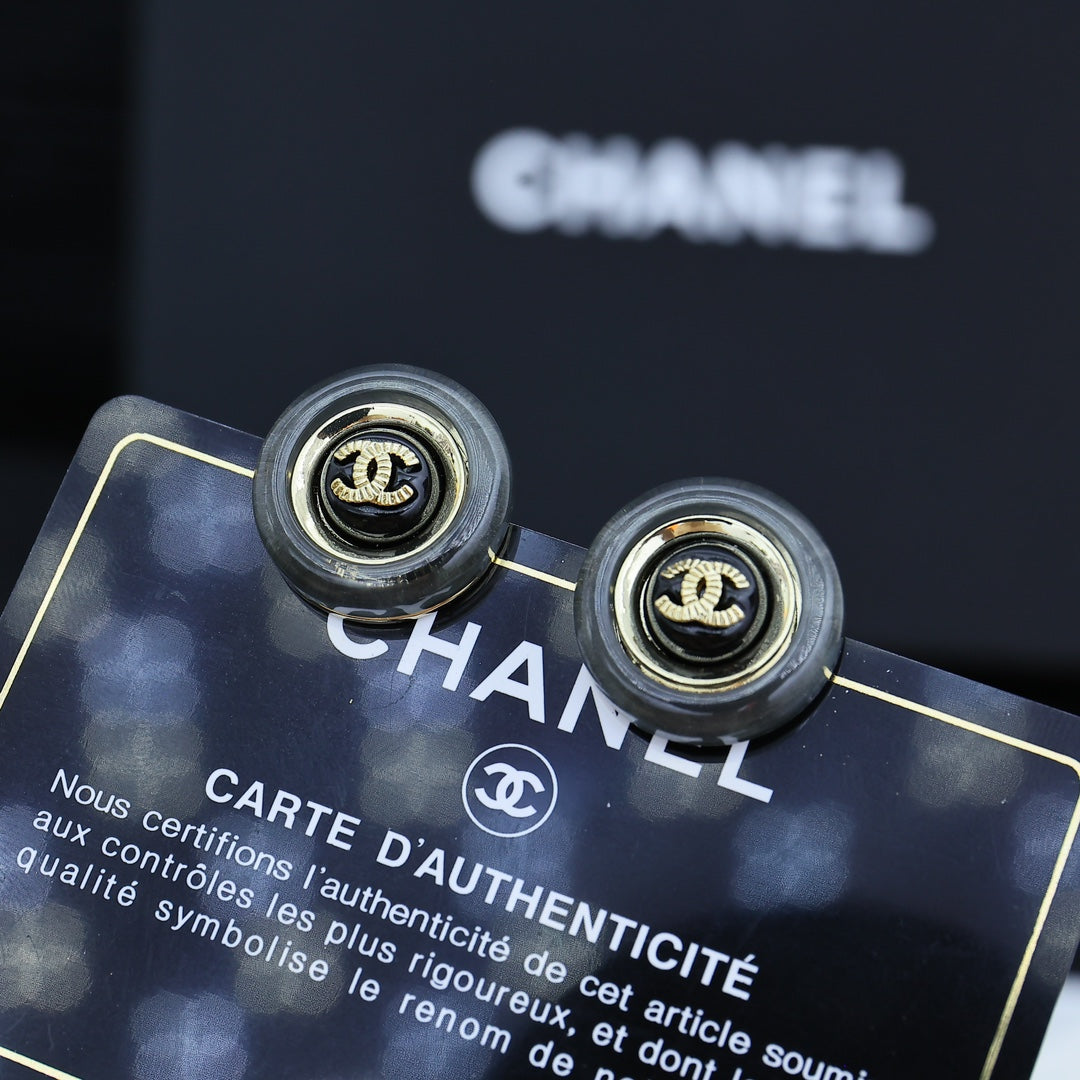 STUD EARRINGS IN GREY ACRYLIC AND BLACK CENTER WITH GOLD METAL DOUBLE C LOGO