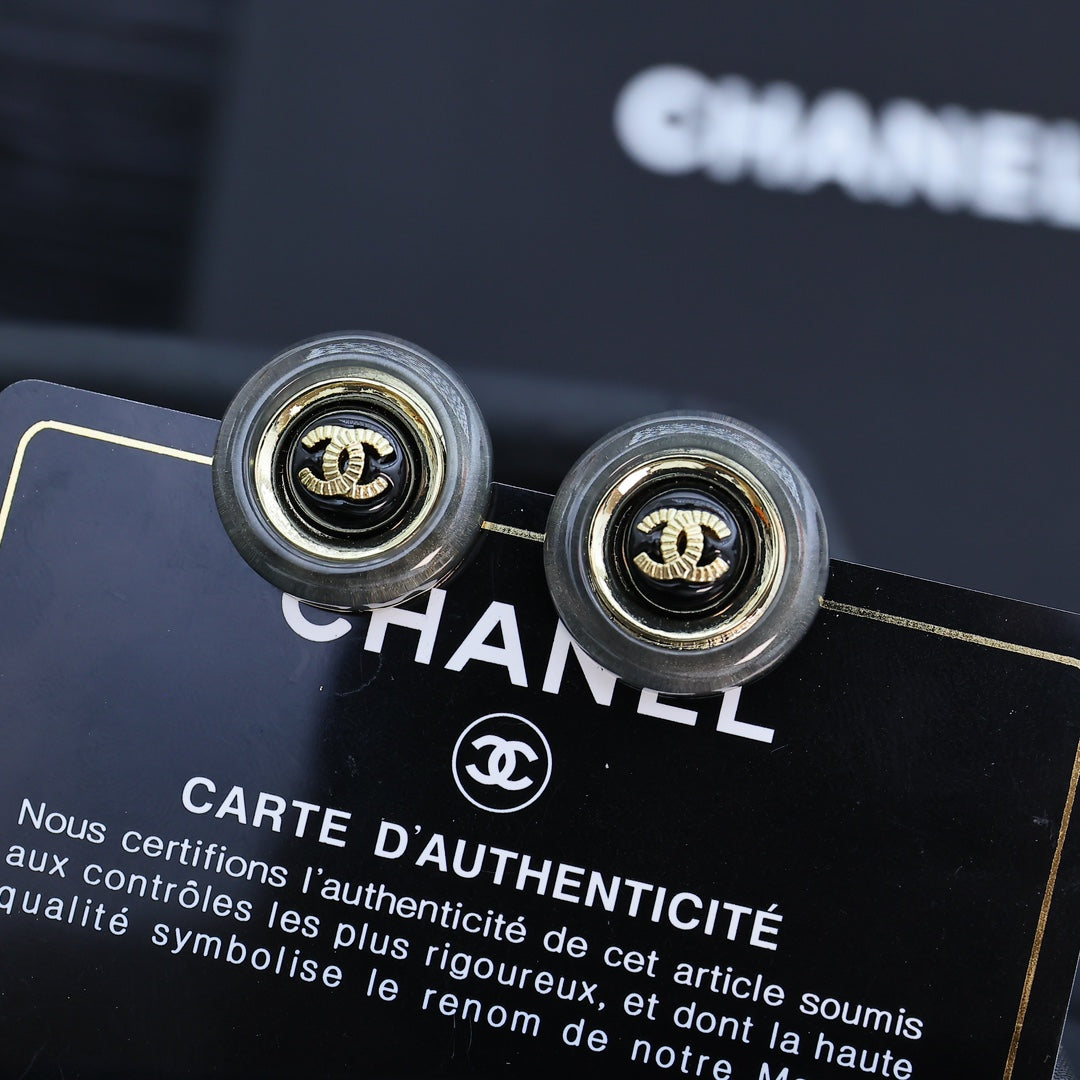 STUD EARRINGS IN GREY ACRYLIC AND BLACK CENTER WITH GOLD METAL DOUBLE C LOGO