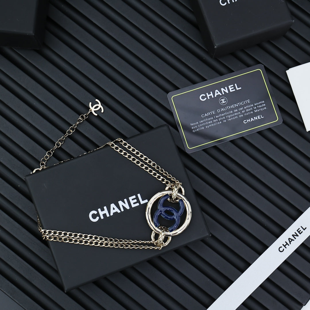 CHAIN CHOKER IN GOLD-PLATED METAL WITH ENAMEL COLORS AND ROUND LOGO PENDANT