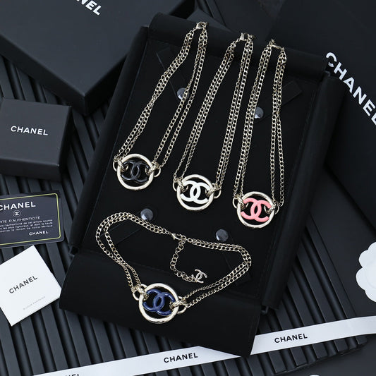 CHAIN CHOKER IN GOLD-PLATED METAL WITH ENAMEL COLORS AND ROUND LOGO PENDANT