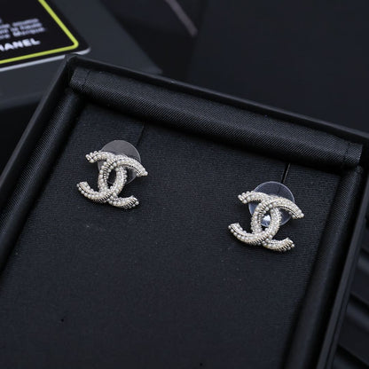 TWISTED ROPE STUD EARRINGS IN METAL WITH WHITE PEARLS